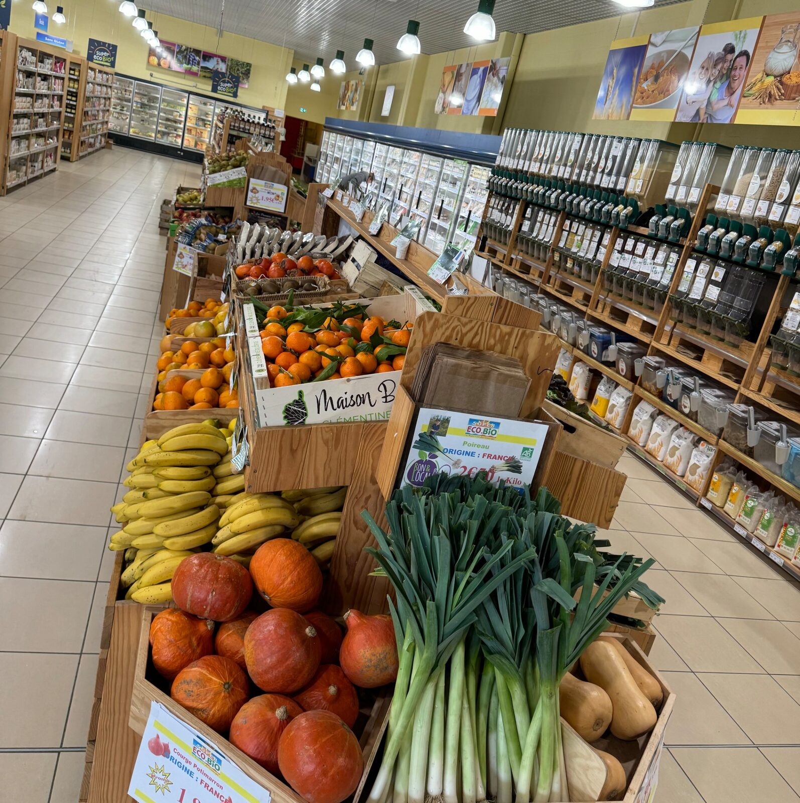 Rayon vrac et fruits et légumes du magasin